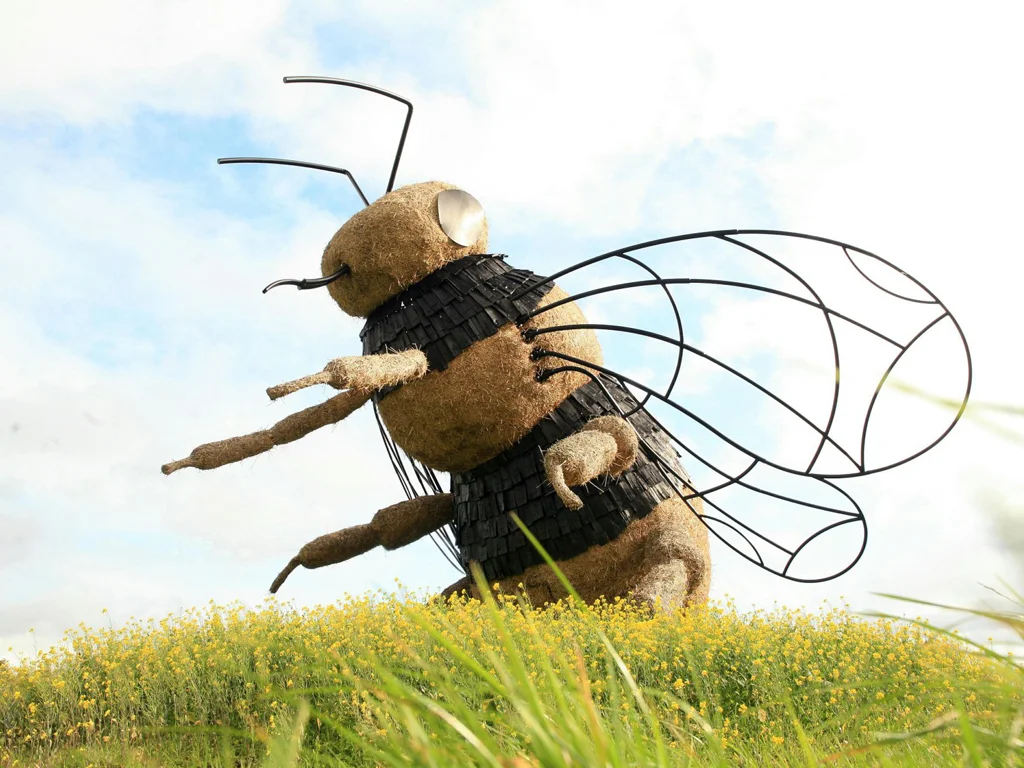 bee sculpture snugburys